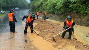 Quân đội sẵn sàng lực lượng tại khu vực nguy cơ bị chia cắt, cô lập để hỗ trợ nhân dân chống bão số 12
