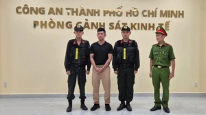 Ca sĩ Lương Bằng Quang -  chồng &quot;Ngân 98&quot; bị bắt vì hối lộ 8 tỷ đồng