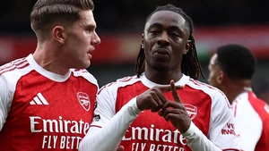 Arsenal thắng trận thứ 7 liên tiếp để củng cố ngôi đầu, Man City bị MU bắt kịp