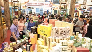 Hội chợ Mùa Thu lần thứ nhất năm 2025: Sôi động ngay ngày đầu mở cửa