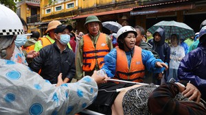 Bí thư Thành ủy Đà Nẵng trực tiếp chỉ đạo sơ tán người nhân dân khỏi vùng ngập lụt nguy hiểm