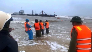 Cứu 6 thuyền viên gặp nạn trên vùng biển Quảng Trị