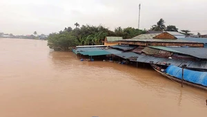 Lũ đang lên nhanh trở lại tại Huế