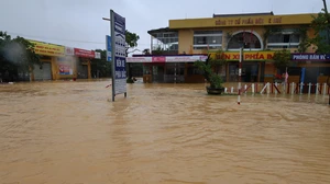 Huế: Nhiều khu vực trũng thấp vẫn bị ngập sâu trong nước lũ