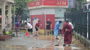 Người dân Huế khẩn trương dọn vệ sinh khi nước rút