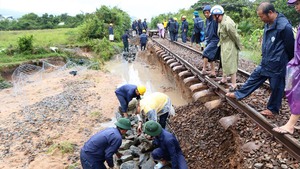 Tiếp tục ngừng chạy nhiều đôi tàu hoả do mưa lũ ở miền Trung