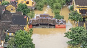 Xót xa hình ảnh Phố cổ Hội An bị ngập sâu trong mưa lũ lịch sử