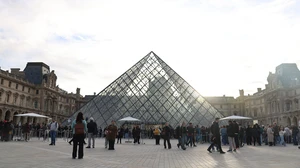 Pháp truy tố các nghi phạm trong vụ trộm tại Bảo tàng Louvre