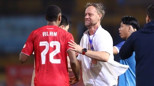 HLV Polking tiết lộ lý do xoay tua đội hình CAHN