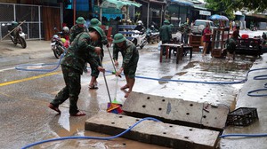 Các lực lượng vũ trang Đà Nẵng hỗ trợ người dân vùng cao dọn dẹp sau lũ