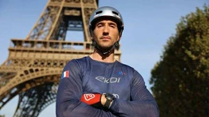 Pháp: Kỷ lục thế giới leo tháp Eiffel bằng xe đạp