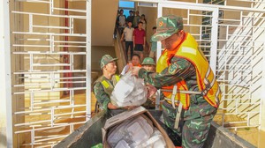 Hướng dẫn người dân sử dụng thực phẩm an toàn, phòng chống ngộ độc trong bão, lụt