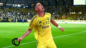 Cha con Ronaldo gây sốt khi ghi bàn trong cùng một ngày