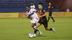 Cầu thủ Việt kiều bị phạm lỗi thô bạo, HLV người Tây Ban Nha bức xúc