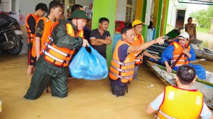 Giữa thiên tai vẫn xin nhường cho người khó khăn hơn