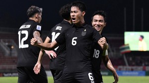 Theerathon lập công, tuyển Thái Lan đánh bại Singapore trong ‘đại tiệc’ bàn thắng