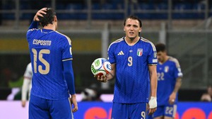 Italy phải đá play-off: Khi đối thủ lớn nhất là chính họ