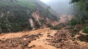 Huế: Xuất hiện vết nứt hở trên đỉnh đồi, nhiều hộ dân vùng núi phải sơ tán