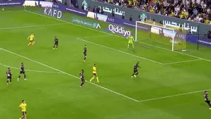 Ở tuổi 40, Ronaldo tái hiện siêu phẩm vào lưới Juventus, đồng đội chỉ biết ôm đầu thán phục