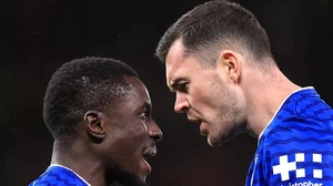 Ngôi sao Everton gây sốc khi bị đuổi vì... tát đồng đội ở trận thắng MU