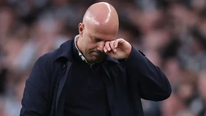 Liverpool thua liên tiếp, HLV Slot không đến nhận giải Huấn luyện viên xuất sắc nhất mùa giải