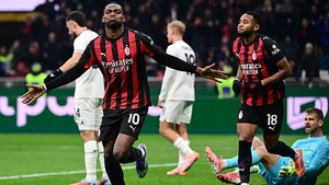 AC Milan đánh bại Lazio để lên đầu bảng Serie A