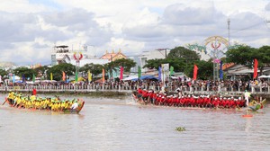 Tưng bừng giải đua ghe Ngo của đồng bào Khmer Vĩnh Long