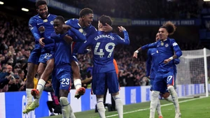 Arsenal bị Chelsea cầm hòa dù thi đấu hơn người