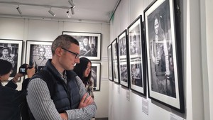 Triển lãm ảnh tái hiện hơn ba thập kỷ đổi thay của Việt Nam