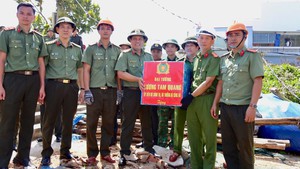 Bộ Công an hỗ trợ 40 tấn hàng cho tỉnh Gia Lai khắc phục hậu quả bão số 13