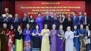 Tổng Bí thư Tô Lâm gặp gỡ cán bộ Đại sứ quán và cộng đồng người Việt Nam tại Lào