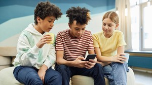 Tranh cãi về lệnh cấm người dưới 16 tuổi sử dụng mạng xã hội tại Australia