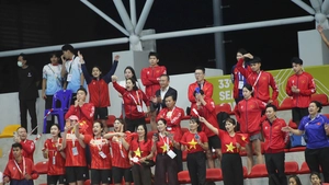 Các ngôi sao bóng chuyền nữ Việt Nam 'xin vía' HCV của đội bơi tại SEA Games 2025