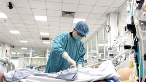 Cứu sống người bệnh Malaysia bị sốc nhiễm khuẩn, viêm phổi nặng trên nền suy tim
