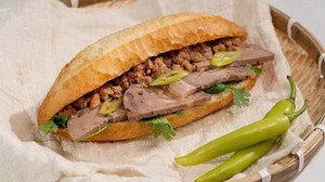 Vụ ngộ độc bánh mì ở Quảng Ngãi: Hơn 100 người nhập viện, Cục An toàn thực phẩm chỉ đạo khẩn