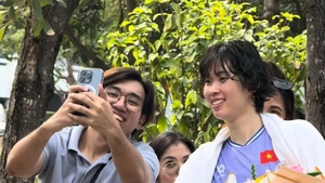 Trần Thị Thanh Thúy tạo sức hút lớn, được hàng loạt CĐV Thái Lan xin chụp ảnh cùng 