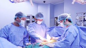 Ghép thận cùng huyết thống: Người mẹ tặng sự sống cho con