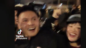 Quang Hải, Hoàng Đức đã được nếm cảm giác 'đi bão' khi xuống đường ăn mừng chiến thắng của U22 Việt Nam