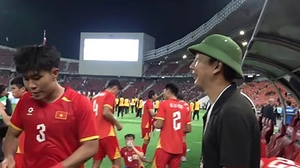 HLV Kim Sang Sik đội mũ cối, Đình Bắc có hành động dễ thương khi U22 Việt Nam ăn mừng HCV SEA Games