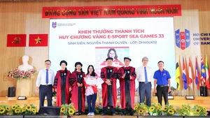 Nữ sinh Việt Nam giành HCV SEA Games 2025 nhận thưởng nóng hơn 70 triệu đồng và điện thoại xịn