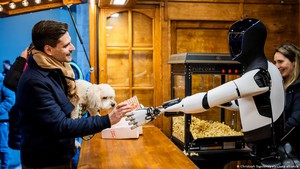 Tesla trình diễn robot hình người tại Đức