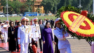 Đoàn đại biểu dự Đại hội Thi đua yêu nước toàn quốc vào Lăng viếng Chủ tịch Hồ Chí Minh