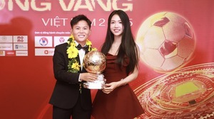 Hotgirl bóng đá Việt Nam khiến dân mạng ngưỡng mộ vì nhan sắc tuyệt đỉnh khi đứng cạnh Quả bóng vàng Việt Nam 2025