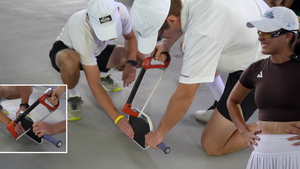 Chưa từng có trong lịch sử pickleball: Trọng tài cưa đôi vợt giữa trận để kiểm tra gian lận