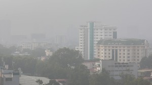 Thủ đô Hà Nội tiếp tục chìm trong bụi mịn và sương mù