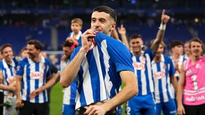 Espanyol - Barcelona: Joan Garcia, từ nụ hôn trên áo đấu tới kẻ phản bội 