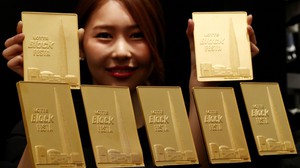 Giá vàng châu Á phục hồi sau đợt bán tháo mạnh