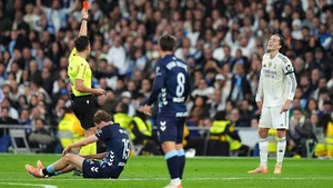 Real Madrid nhận 2 thẻ đỏ, thua ngay trên sân nhà trong ngày Mbappe và Vinicius gây thất vọng