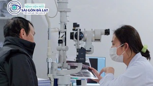 Một trường hợp nhiễm trùng mắt do cành cây ven đường