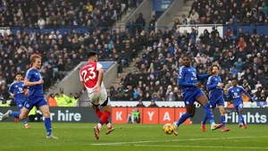 Trung phong bất đắc dĩ giúp Arsenal đánh bại Leicester, thu hẹp khoảng cách với Liverpool